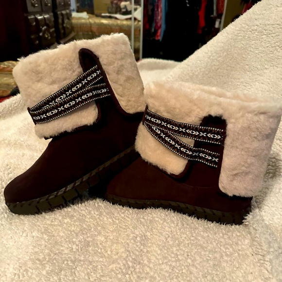 Muk Luks Shoes - Muk Luk Flexi Montauk winter ankle boots.
Size 11